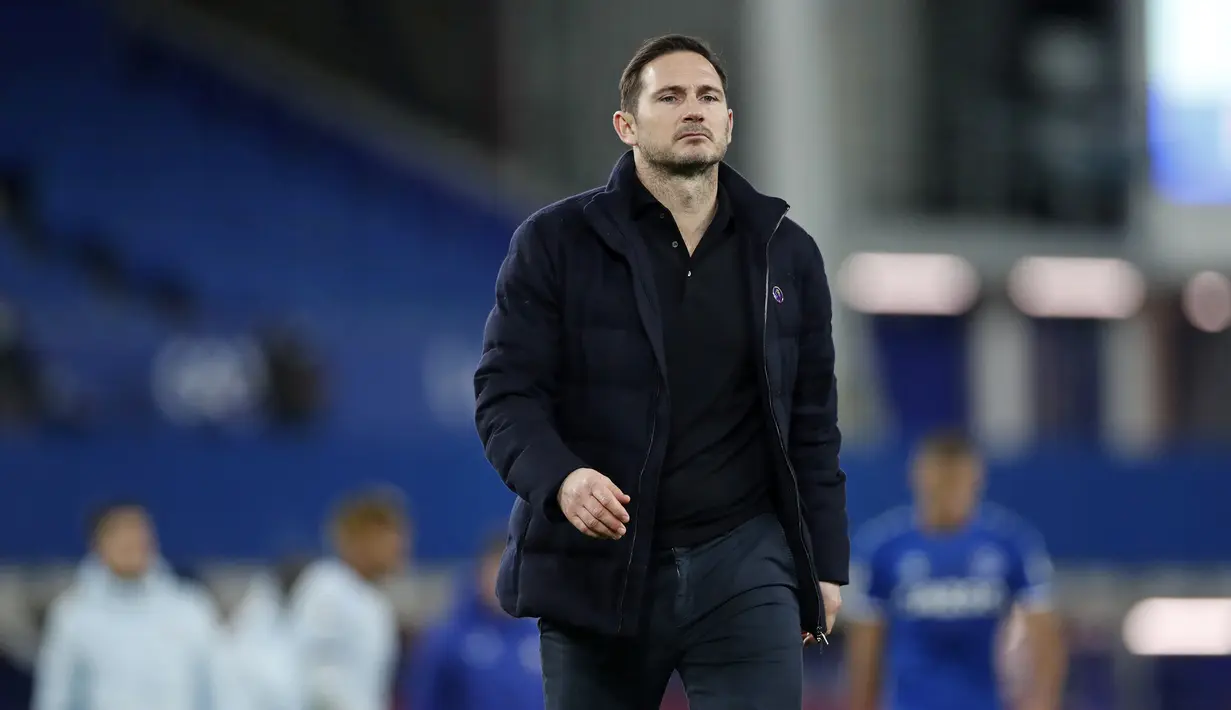 Manajer Chelsea, Frank lampard, berjalan meninggalkan lapangan usai laga lanjutan Liga Inggris 2020/21 pekan ke-12 melawan Everton di Goodison Park Stadium, Sabtu (12/12/2020). Chelsea kalah 0-1 dari Everton. (AFP/Clive Brunskill/Pool)