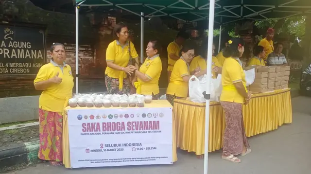 Sambut Hari Raya Nyepi, Umat Hindu di Cirebon Bagi-Bagi Takjil Gratis