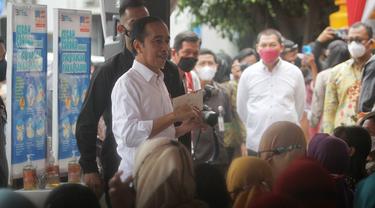 Presiden Jokowi Salurkan Bansos di Pasar Gede