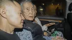 Mantan Presiden Peru (1990-2000) Alberto Fujimori duduk di antara anak-anaknya Kenji (kiri) dan Keiko setelah dibebaskan dari penjara Barbadillo di pinggiran timur Lima, Rabu (6/12/2023). (Renato PAJUELO / AFP)