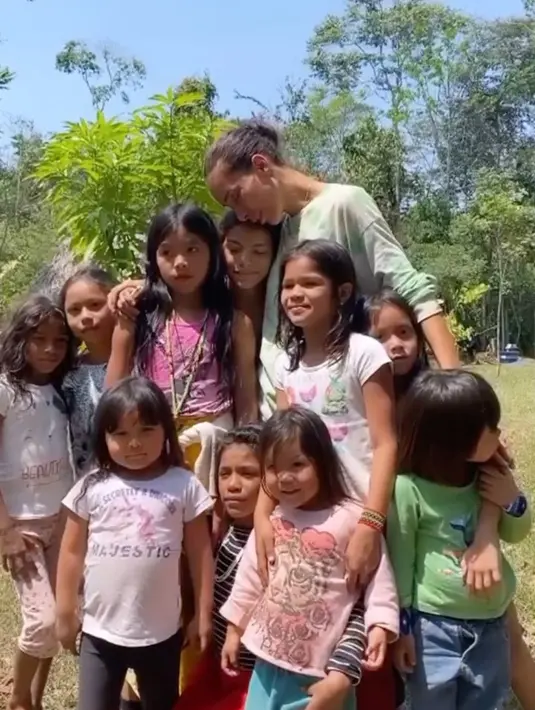 Anak-anak begitu dekat dengan Ines Rau. Ia pun mengajari cara berjalan menjadi seorang model di sana. (Foto: Instagram/@supa_ines)