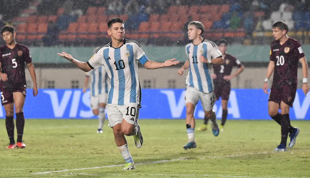 Pemain tengah timnas Argentina U-17, Claudio Echeverri (kedua kiri) merayakan golnya ke gawang Venezuela pada laga 16 besar Piala Dunia U-17 2023 di di Stadion Si Jalak Harupat, Bandung, Jawa Barat, Selasa (21/11/2023). (Doc LOC WCU17/SBN)