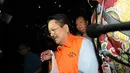 Pemilik PT Jasa Promix Nusantara dan PT Secilia Putri, Sibron Azis dikawal petugas usai menjalani pemeriksaan di gedung KPK, Jakarta, Jumat (25/1). Sibron Azis resmi ditahan 20 hari kedepan untuk memudahkan pemeriksaan. (merdeka.com/Dwi Narwoko)
