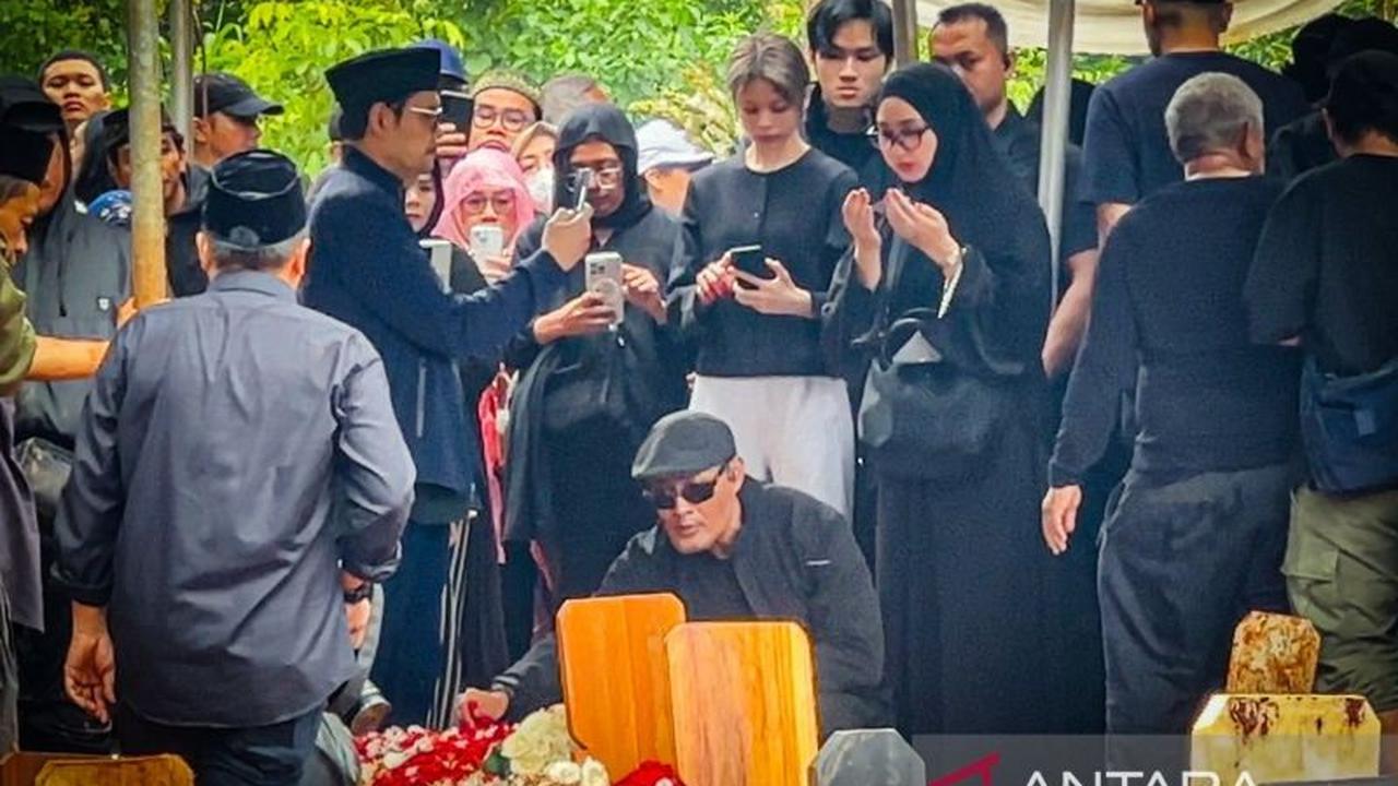 Suasana Haru Selimuti Pemakaman Vidi Aldiano, Sejumlah Figur Publik Turut Berduka
