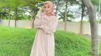 Penampilan Nabilah Ayu yang mantap berhijab ini mendapat banyak dukungan. Meski masih belajar mengenakan hijab, tak sedikit orang yang mendoakan Nabila agar tetap istiqomah. Ia tak jarang tampil mengenakan gamis dan hijab kekinian.
(Liputan6.com/IG/@nblh.ayu)