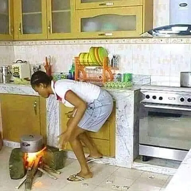 6 Kelakuan Emak-Emak Lagi Santai Sambil Masak di Dapur Ini Bikin Tepuk Jidat