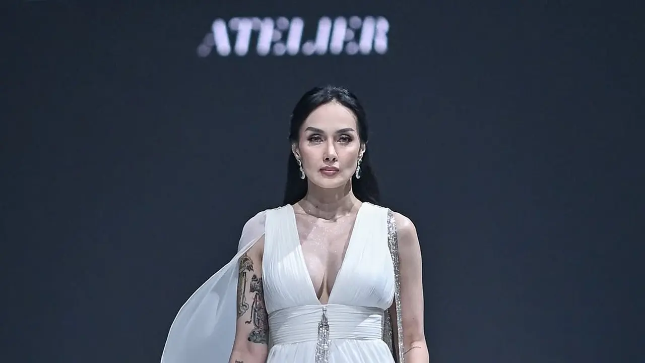 Debut di JFW 2026, Sara Wijayanto Tampil Bak Dewi dari Kayangan dengan Gaun Serba Putih