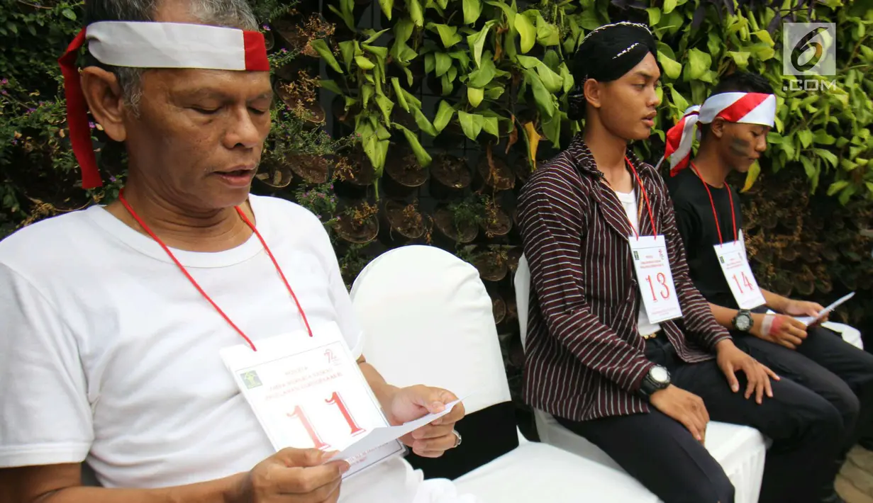 Sejumlah peserta bersiap mengikuti lomba membaca naskah Proklamasi Kemerdekaan Republik Indonesia saat mengikuti lomba di Kementerian Hukum dan HAM, Jakarta, Senin (14/8). (Liputan6.com/Helmi Afandi)