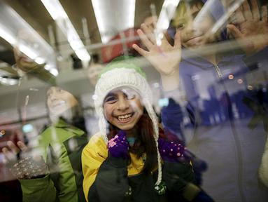 Para warga kota Temuco menanti pemain Brasil di luar hotel tempat mereka menginap. (REUTERS/Ricardo Moraes