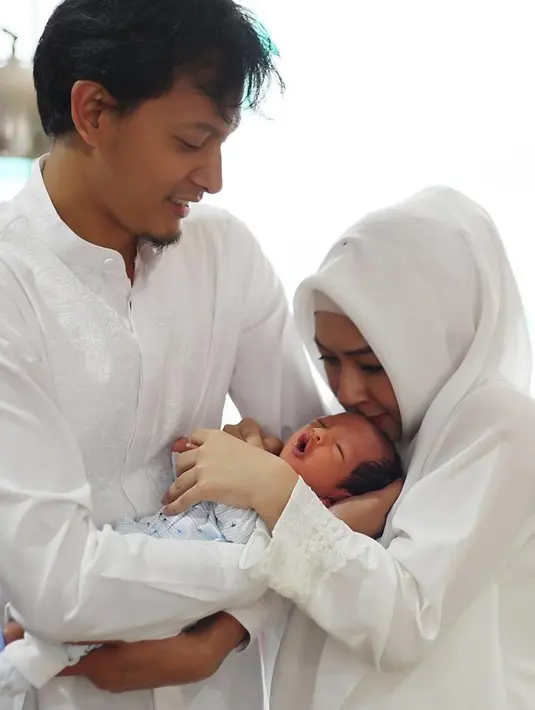 "Selama syuting, selama promo itu sudah cukup traveling, alhamdulillah istri saya orangnya mageran. Kalaupun rehat di rumah, main sama anak udah nikmatin saja," ujar ayah satu anak itu. (Instagram/fedinuril)