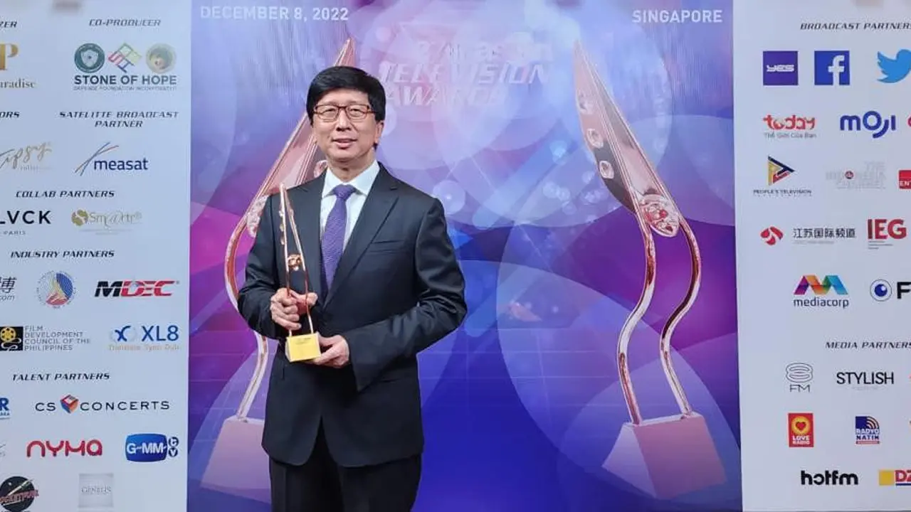 Managing Director of PT Elang Mahkota Teknologi, Sutanto Hartono menerima sejumlah penghargaan di ajang Asian Television Awards 2022.