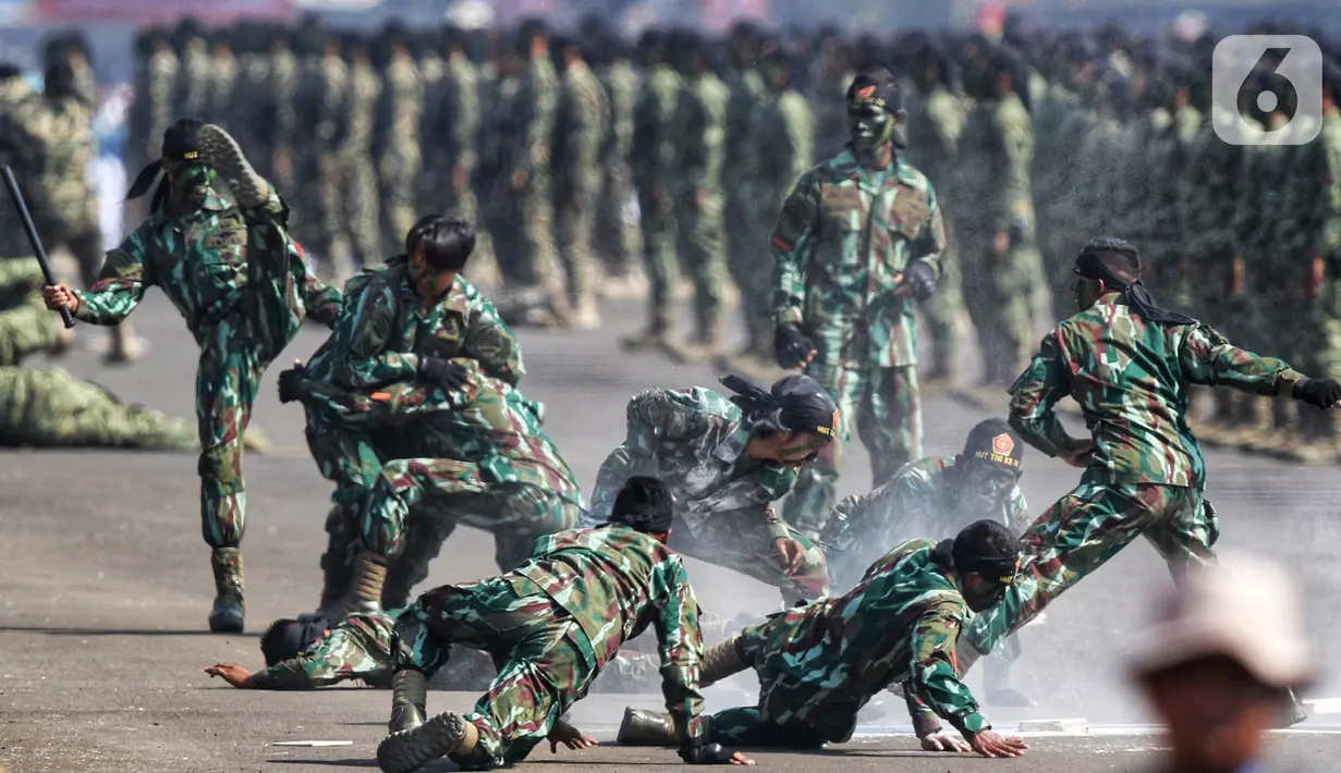 Atraksi bela diri prajurit TNI pada perayaan HUT ke-74 TNI di Taxy Way Echo Lanud Halim Perdanakusuma, Jakarta Timur, Sabtu (5/10/2019). Selain bela diri, HUT ke-74 TNI juga menampilkan atraksi terjun payung. (Liputan6.com/JohanTallo)