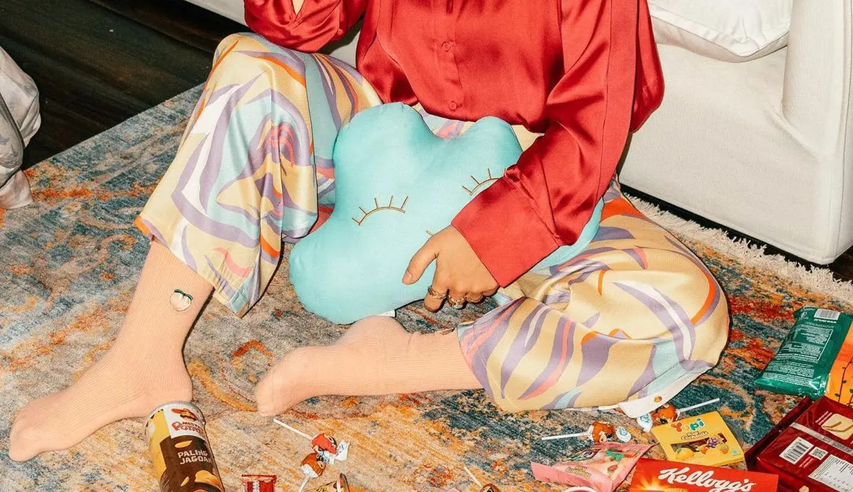 Bisa jadi inspirasi outfit tahun baru, padukan silk top warna merah cerah dengan long pants bermotif dan hijab abu-abu netral. [@_irishbella_]