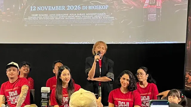 Upi Avianto, memegang mic dalam konferensi pers trailer & poster film Dewi Siluman Ular yang diselenggarakan di kawasan Jakarta pada (1/10/2026). (Liputan6.com/Afradhiya N. R)