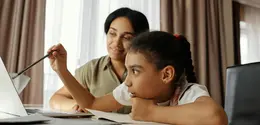 Langkah praktis bagi orang tua dalam menciptakan lingkungan yang suportif agar anak merasa aman untuk mencoba hal baru tanpa takut salah. [Dok/Pexels.com/August de Richelieu].