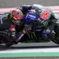 Saat balapan menyisakan lima lap, Fabio Quartararo berhasil merangsek masuk hingga posisi ketiga untuk menyalip posisi Johann Zarco. Bahkan Fabio Quartararo akhirnya mampu melewati Jack Miller di posisi kedua. (AP/Achmad Ibrahim)