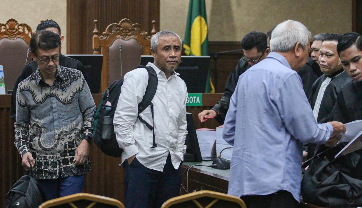 Kelima terdakwa dituntut hukuman penjara dengan rentang antara enam hingga 12 tahun. Tampak dalam foto, terdakwa kasus dugaan korupsi tata kelola minyak mentah dan produk kilang pada PT Pertamina Subholding dan Kontraktor Kontrak Kerja Sama (KKKS) tahun 2018-2023, Hasto Wibowo (tengah), usai menjalani sidang tuntutan di Pengadilan Tindak Pidana Korupsi (Tipikor), Jakarta, Rabu (22/4/2026). (merdeka.com/Arie Basuki)