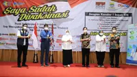 Menaker Ida Fauziyah saat meninjau vaksinasi COVID-19 bagi pekerja retail di Bandung, hari Rabu (14/7/2021).