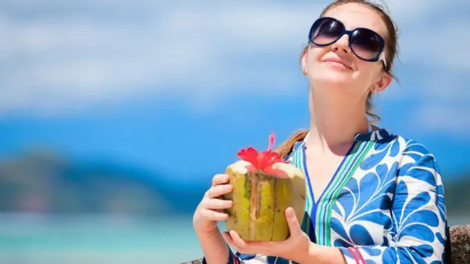Air kelapa bantu awet muda/copyright: thinkstockphotos.com