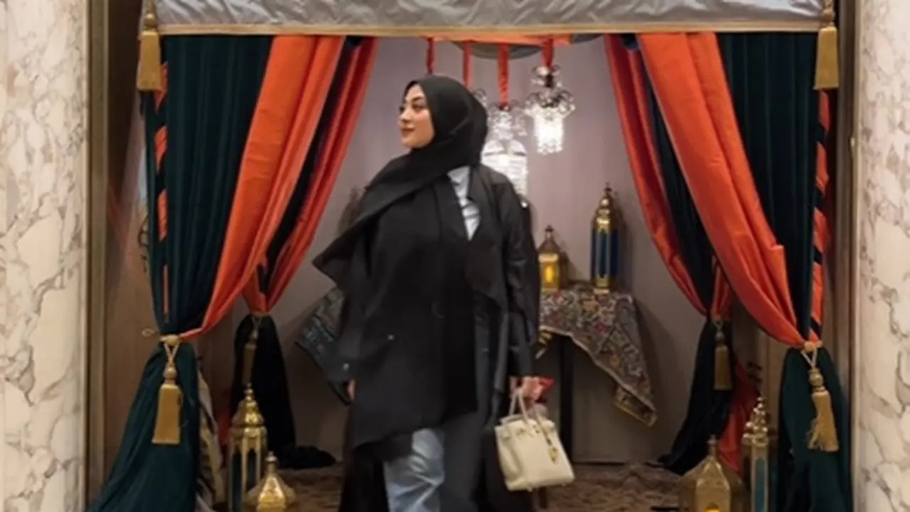 Outfit bukber artis pakai baju warna hitam