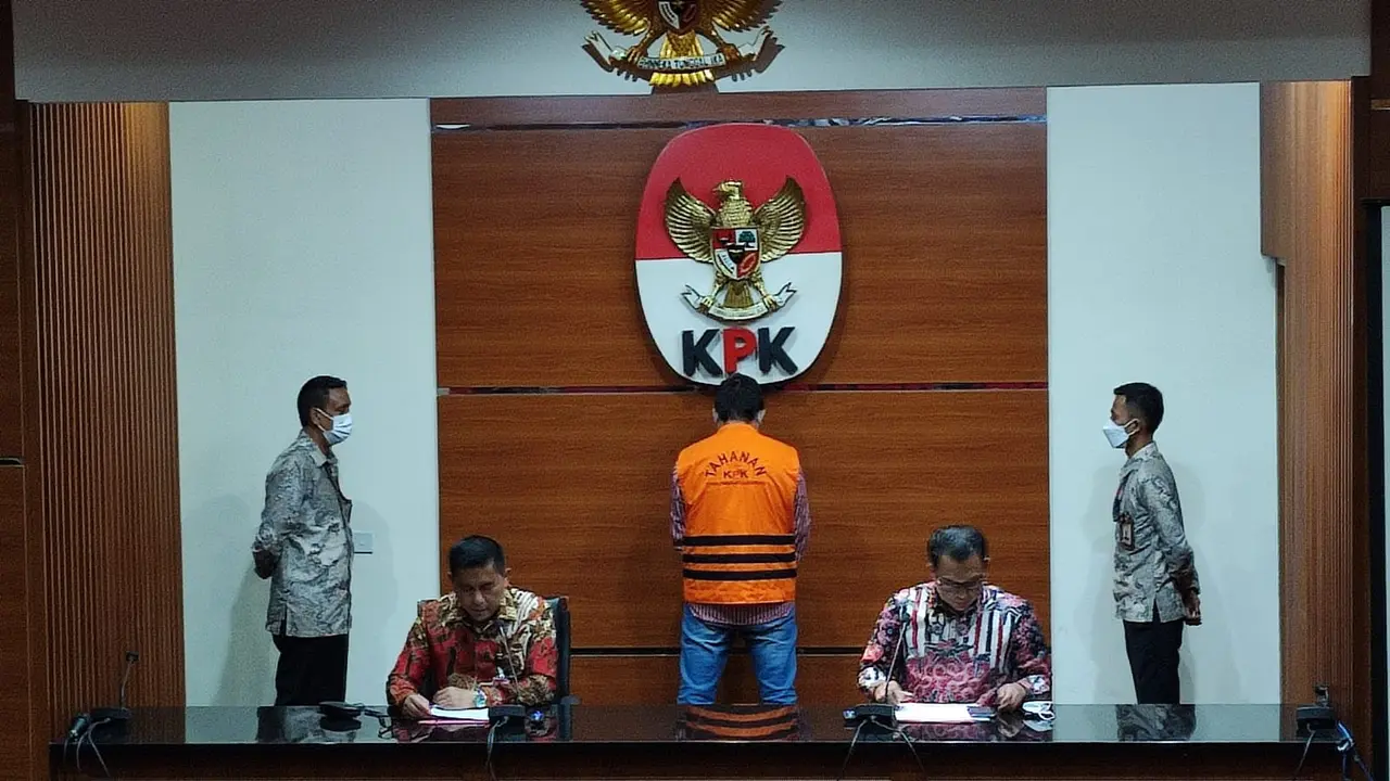 Deputi Penindakan dan Eksekusi KPK Karyoto (kanan) mengumumkan penahanan LM Rusdianto Emba, adik dari Bupati Muna La Ode Muhammad Rusman Emba