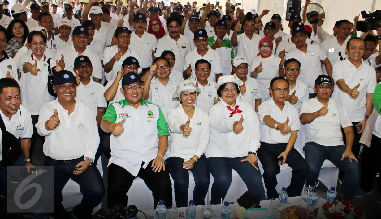 Menteri BUMN Rini Soemarno (Tengah) bersama Menteri LHK Siti Nurbaya (Kanan), Gubernur Jawa Barat Ahmad Heryawan (Kiri) berfoto dengan peserta dari jajaran direktur utama BUMN dan pejabat kementerian terkait Cikampek, Sabtu (26/03). (Biro Humas KLHK/tbz)