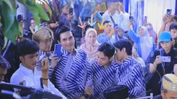 Menariknya, personel Kangen Band yang sudah bersama sejak 2005 itu mengenakan baju batik yang kompak. Warna batik sengaja disamakan biru saat berpose bareng Andika dan dokter Ayu Kartika.  (Liputan6.com/IG/@dodhyofficial)