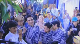 Menariknya, personel Kangen Band yang sudah bersama sejak 2005 itu mengenakan baju batik yang kompak. Warna batik sengaja disamakan biru saat berpose bareng Andika dan dokter Ayu Kartika. (Liputan6.com/IG/@dodhyofficial)