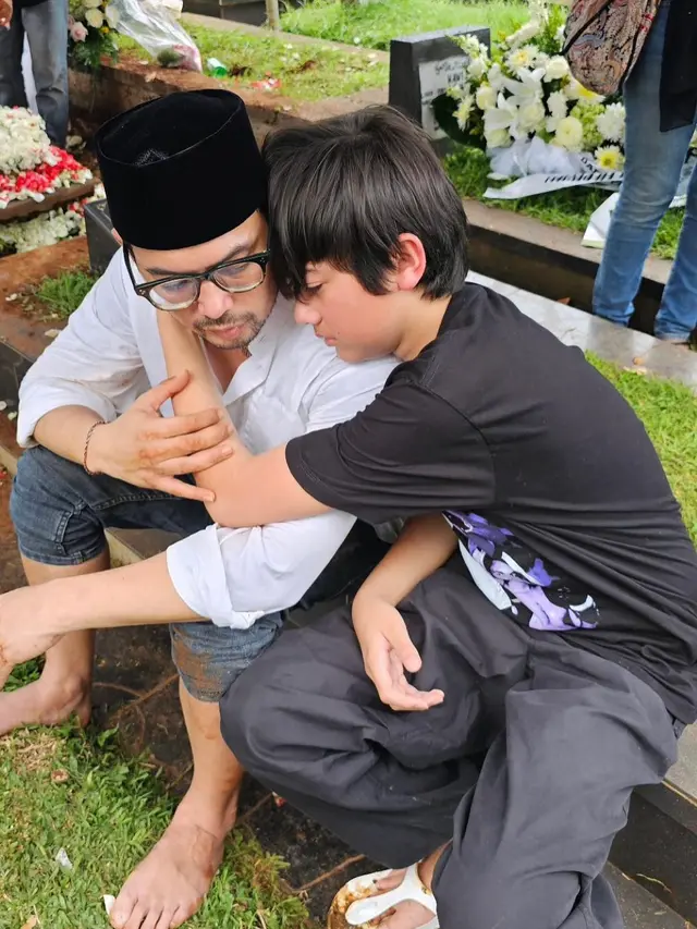7 Potret Pemakaman Ayah Adilla Dimitri, Dihadiri Cucu Hingga Wulan Guritno