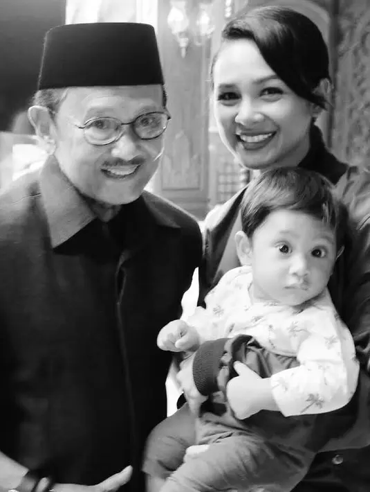 Selain berolahraga, belanja, dan liburan, Andien Aisyah juga sudah mempertemukan anak laki-lakinya yang lahir pada 7 Januari 2017 lalu dengan seorang tokoh hebat Indonesia, yakni mantan Presiden Indonesia, BJ Habibie. (Instagram/andienaisyah)