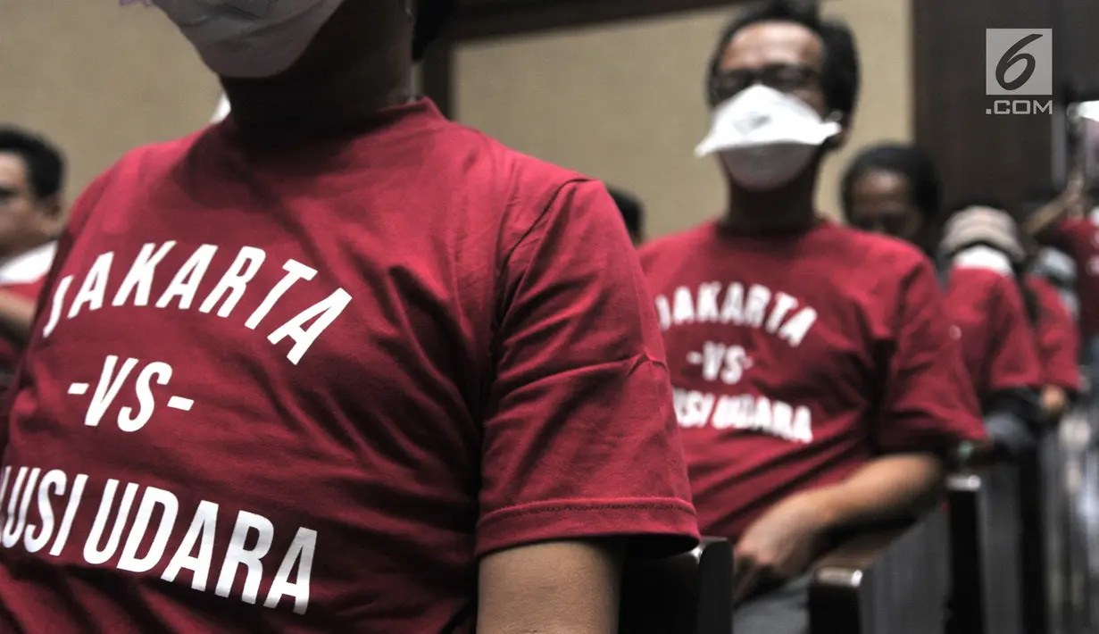 Aktivis Koalisi Inisiatif Bersihkan Udara Koalisi Semesta (Ibu kota) menghadiri sidang perdana gugatan polusi udara di Jakarta di PN Jakarta Pusat, Kamis (1/8/2019). Mereka mengenakan masker dan pakaian kaus berwarna merah bertuliskan "Jakarta vs Polisi Udara". (merdeka.com/Iqbal S Nugroho)