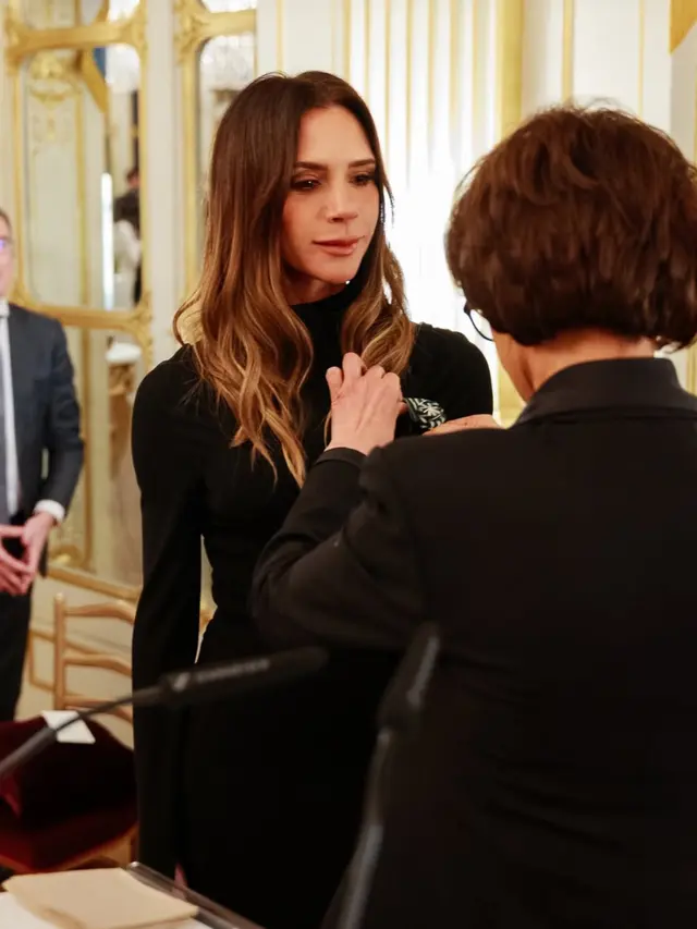 Victoria Beckham saat Raih Gelar Ksatria dari Prancis. [@victoriabeckham]