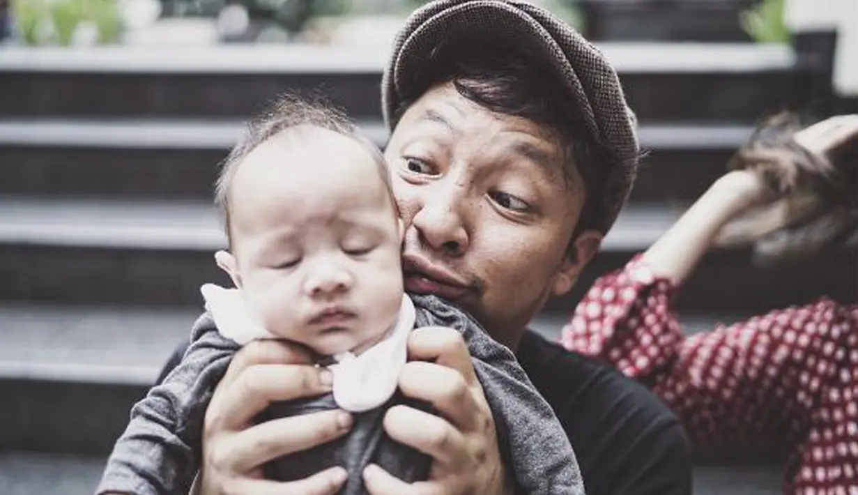 Suami Sabai Morscheck itu pun selalu bisa bikin banyak orang senyum-senyum sendiri dengan tingkah polah kocaknya bersama Baby Bjorka. (instagram.com/ringgoagus) 