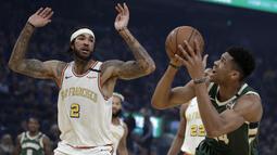 Pebasket Milwaukee Bucks, Giannis Antetokounmpo, berusaha memasukkan bola saat melawan Golden State Warriors pada laga NBA di Chase Center, Rabu (8/1/2020). Milwaukee Bucks menang 107-98 atas Warriors. (AP/Ben Margot)