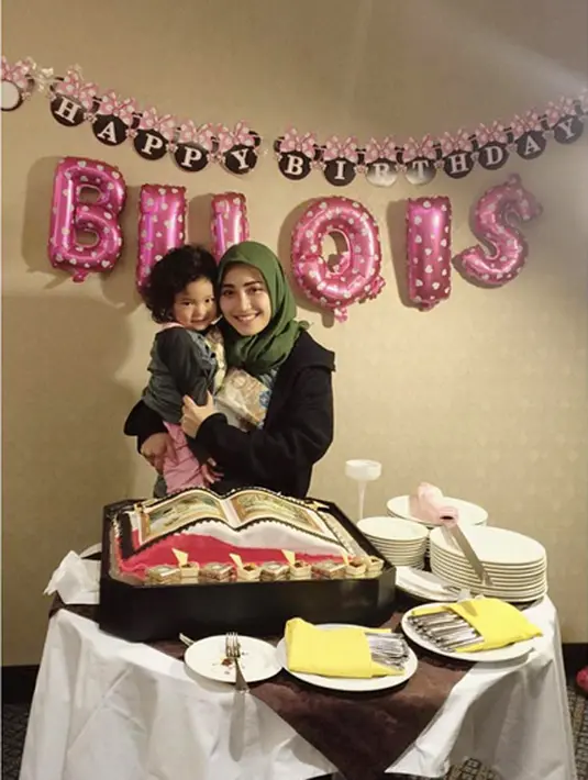 Sejak 22 Desember Ayu Ting bersama putrinya, Bilqis serta kedua orangtua dan adiknya meninggalkan Tanah Air. Keluarga Ayu Ting Ting menjalankan ibadah umrah di Tanah Suci Mekkah. (Instagram/ayutingting92)