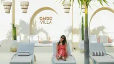 Staycation tidak lengkap tanpa sesi relaksasi di pinggir kolam renang. Mawar tampak menikmati waktu santainya dengan berjemur di tepi kolam. Mengenakan dress berwarna merah dengan motif floral yang anggun, Mawar sekali lagi menunjukkan bahwa gaya minimalis bisa tetap terlihat menawan. Keceriaan dan ketenangan yang terpancar dari wajahnya menunjukkan betapa ia menikmati momen istirahat ini. (Liputan6.com/IG/@mawar_eva)