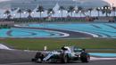 Pebalap Mercedes, Valtteri Bottas saat melaju pada lintasan balapan F1 Abu Dhabi di Yas Marina circuit , (26/11/2017). Bottas finis pertama. (AFP/Karim Sahib)