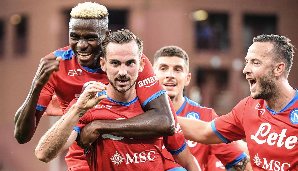 SSC Napoli menjadi salah satu dari tiga klub yang belum terkalahkan di Liga Italia hingga pekan ini. Bahkan, tim yang memiliki julukan i Ciucciarelli tersebut mampu menyapu bersih laga dengan kemenangan sehingga mantap di posisi pertama klasemen sementara. (AFP/Andreas Solaro)