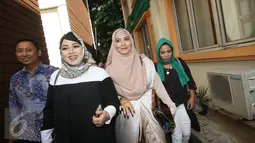 Aktris Elma Theana bersama rombongan saat akan memasuki Gedung KPAI, Jakarta, Selasa (20/9). Elma dipanggil KPAI guna dimintai keterangan terkait dugaan pelecehan seksual terhadap anak yang dilakukan Gatot Brajamusti. (Liputan6.com/Immanuel Antonius)