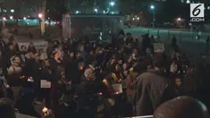 Mengenang korban teror truk di New York, sebagian warga berkumpul di TKP dan menyalakan lilin.