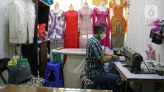 Penjahit menjahit pakaian di Pasar Mayestik, Jakarta, Selasa (11/5/2021). Menjelang Lebaran, pesanan jahitan turun sebesar 50 persen akibat pandemi COVID-19 serta larangan pemerintah terkait mudik luar kota dan mudik lokal. (Liputan6.com/Faizal Fanani)