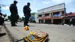 Tas sekolah tergeletak di lokasi serangan bom di luar sebuah sekolah di distrik Tak Bai, Thailand, Selasa (6/9). Bom motor itu meledak ketika seorang ayah mengantarkan putrinya (4) ke sekolah hingga menyebabkan keduanya tewas. (Madaree TOHLALA/AFP)