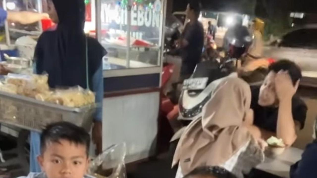 Makan pecel lele<br>