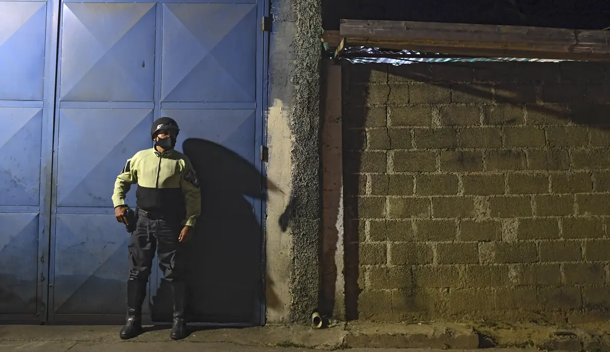 Petugas Polisi Kota berjaga di jalan selama operasi di tengah pandemi COVID-19 di Los Teques, negara bagian Miranda, Venezuela, 20 Maret 2021. Di Miranda ada pembatasan keluar sejak pukul 18.00 dan perintah penutupan toko pada pukul 16.00 di tengah gelombang kedua pandemi. (Federico PARRA/AFP)