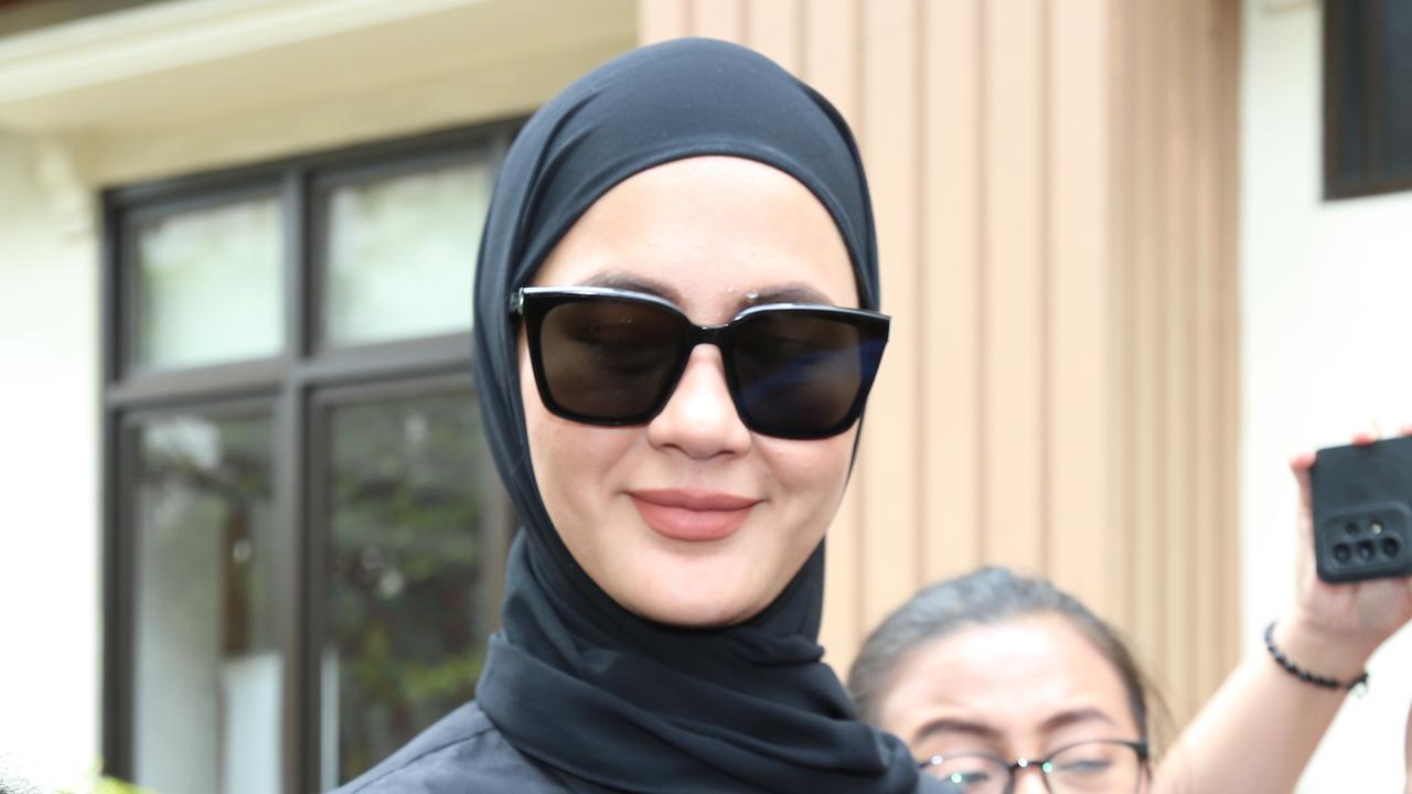 Senyum Paula Verhoeven saat Tiba di Pengadilan Agama, Cuma Bilang 'Aduh' saat Disinggung Isu Perselingkuhan