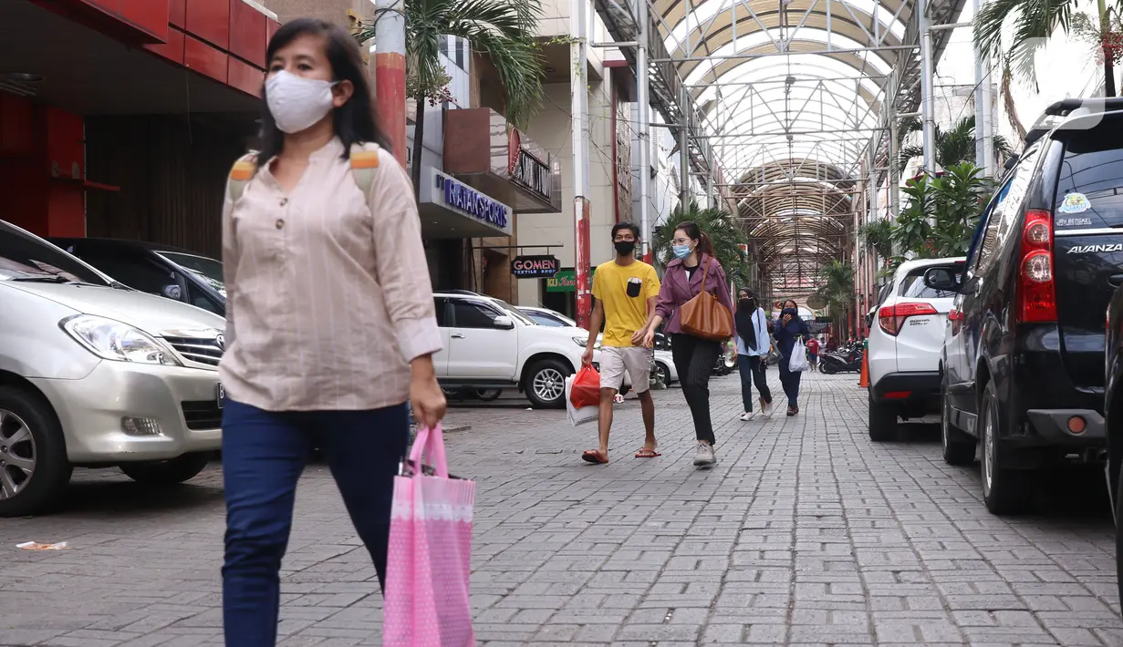 Sejumlah orang mengenakan masker saat berada di Pasar Baru, Jakarta Pusat, Selasa (9/6/2020). Pusat perbelanjaan tersebut kembali dibuka, meski masih dalam masa Pembatasan Sosial Berskala Besar (PSBB) transisi. (Liputan6.com/Angga Yuniar)