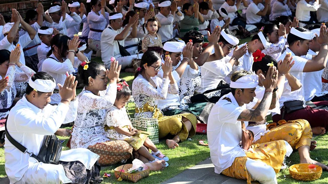 FOTO: Umat Hindu Rayakan Hari Raya Galungan dengan Persembahyangan di Pura