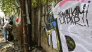 Sebuah mural bertuliskan “Tuhan Kami Lapar” di Jalan Raya Citayam, Depok, Jawa Barat, Rabu (25/8/2021). Mural tersebut merupakan wujud ekspresi dari sejumlah seniman serta sebagai media penyampaian kritik sosial kepada pemerintah di tengah pandemi COVID-19. (Liputan6.com/Herman Zakharia)
