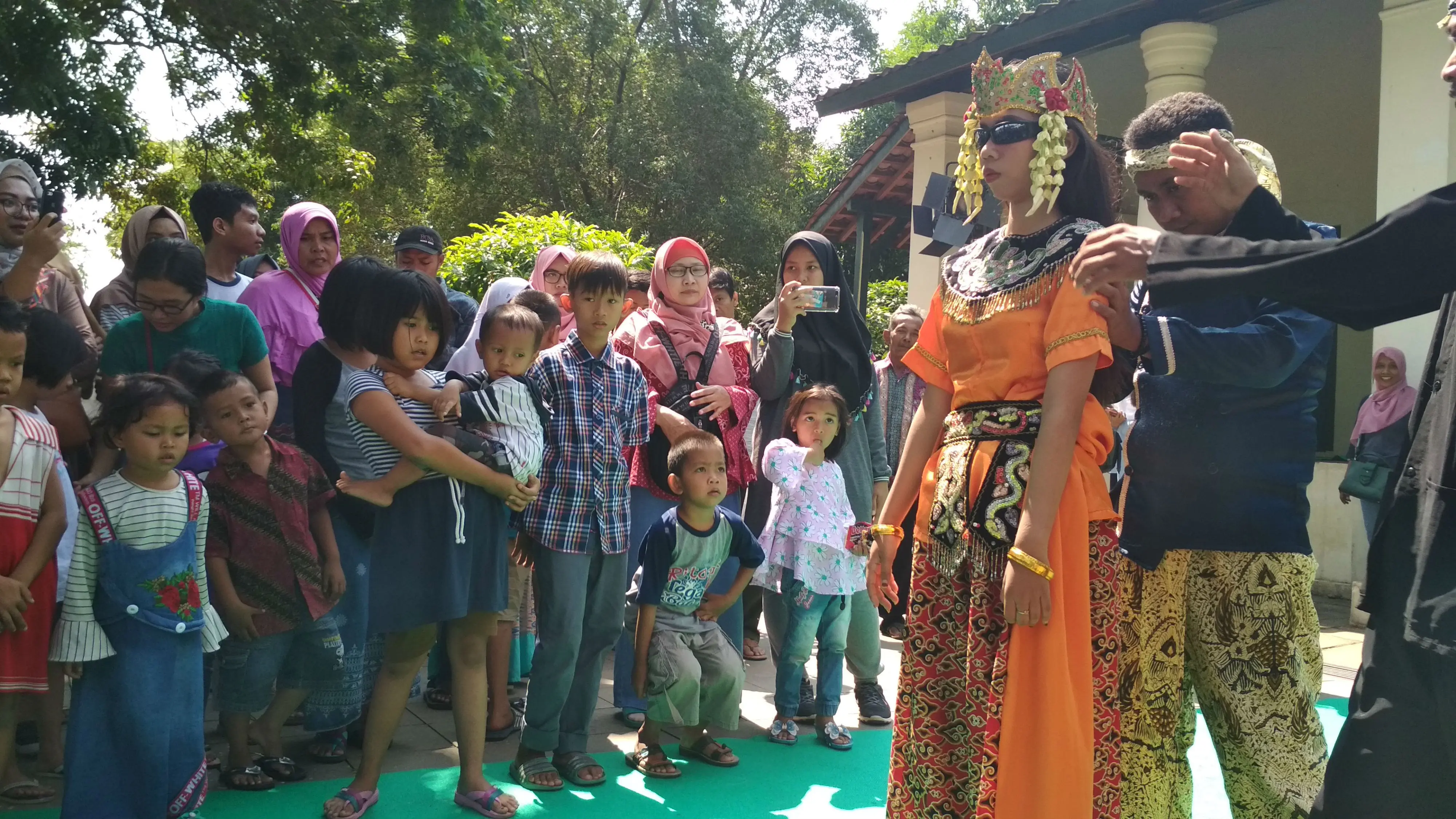 Seni Tari Sintren menjadi daya tarik pengunjung Situs Taman Air Gua Sunyaragi Cirebon saat libur Lebaran 2018. Foto (Liputan6.com / Panji Prayitno)