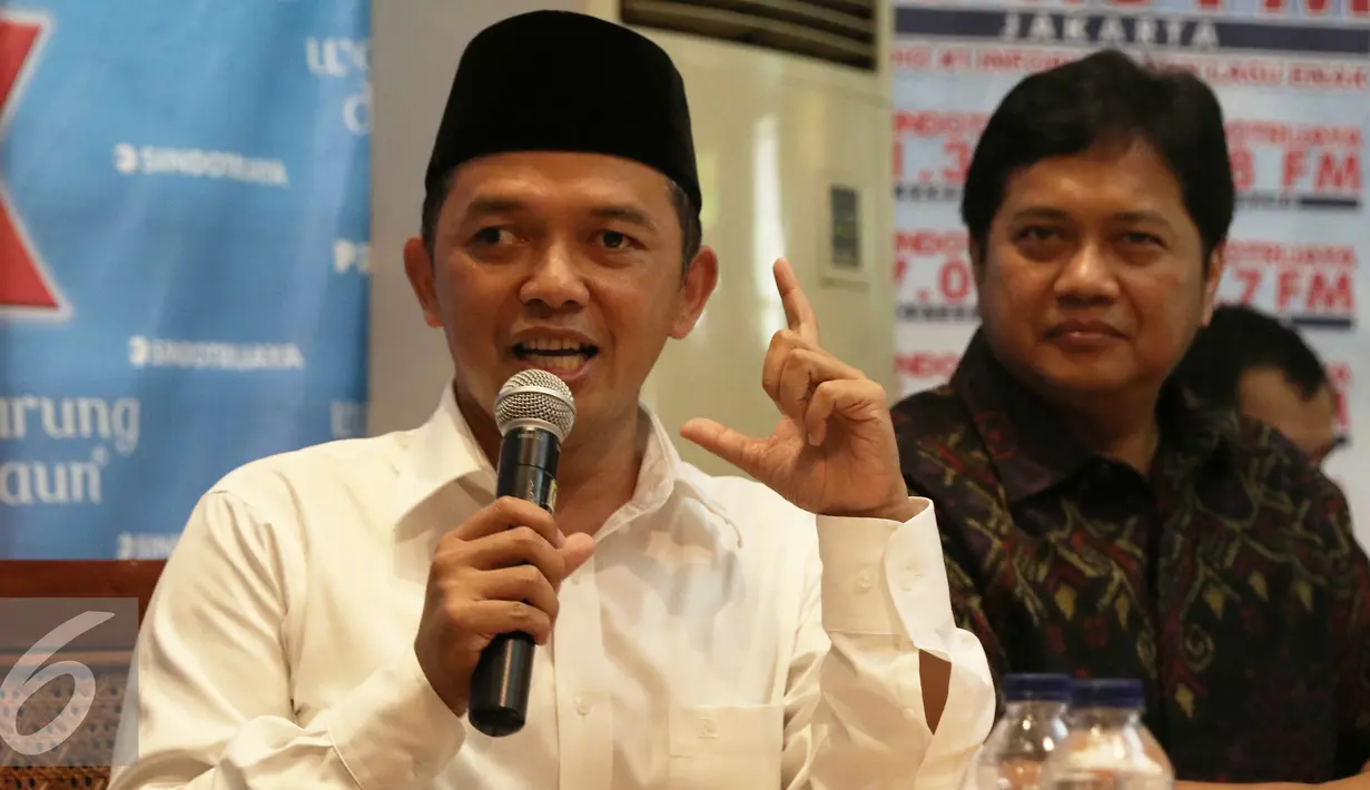 Dewan Syuro DPP PKB Maman Imanulhaq (kiri) saat menjadi pembicara dalam diskusi polemik bertema 'Buruk Kinerja Kabinet Terbelah' di Jakarta, Sabtu (9/1). Diskusi membahas mengenai wacana reshuffle kabinet jilid II. (Liputan6.com/Angga Yuniar)